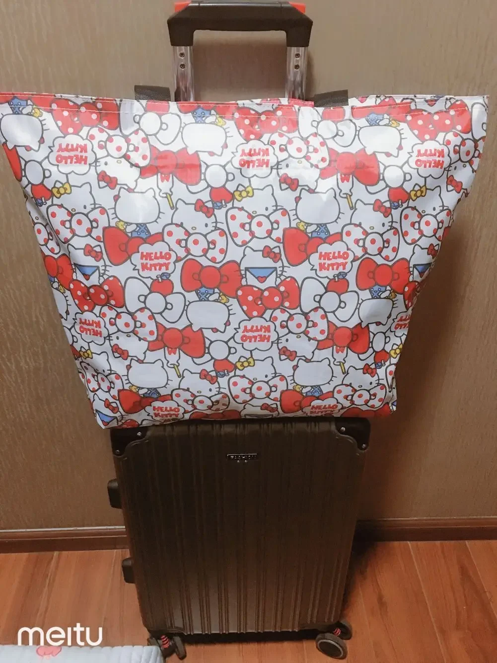 Sanrio hello kitty new handbag cartoon Melody storage bag foldable shopping bag travel bag can be fixed on the suitcase