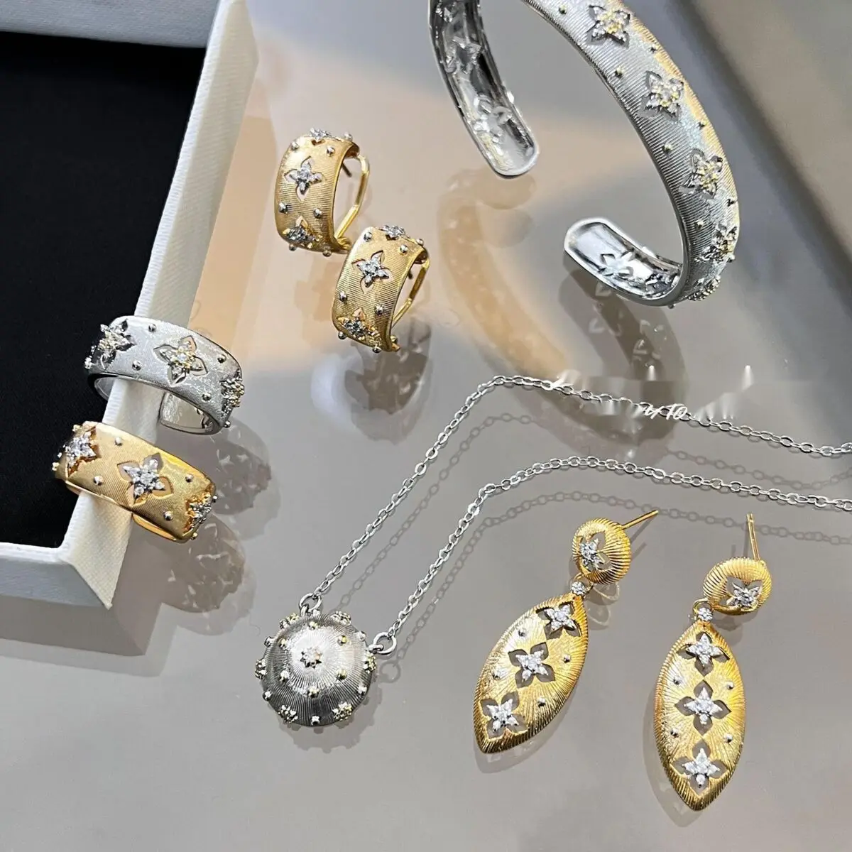 

Italian Handmade Brushed Palace Style Two-Tone Craft Cloth Home Ring Real Gold Plated Earrings Necklace Bracelet For Women