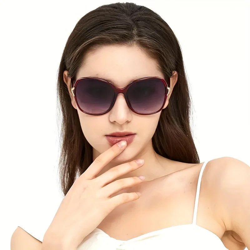 

2025 Ladies' Sunglasses with High Sense and Diamond-encrusted Sunglasses Protect against Ultraviolet Rays in Summer.
