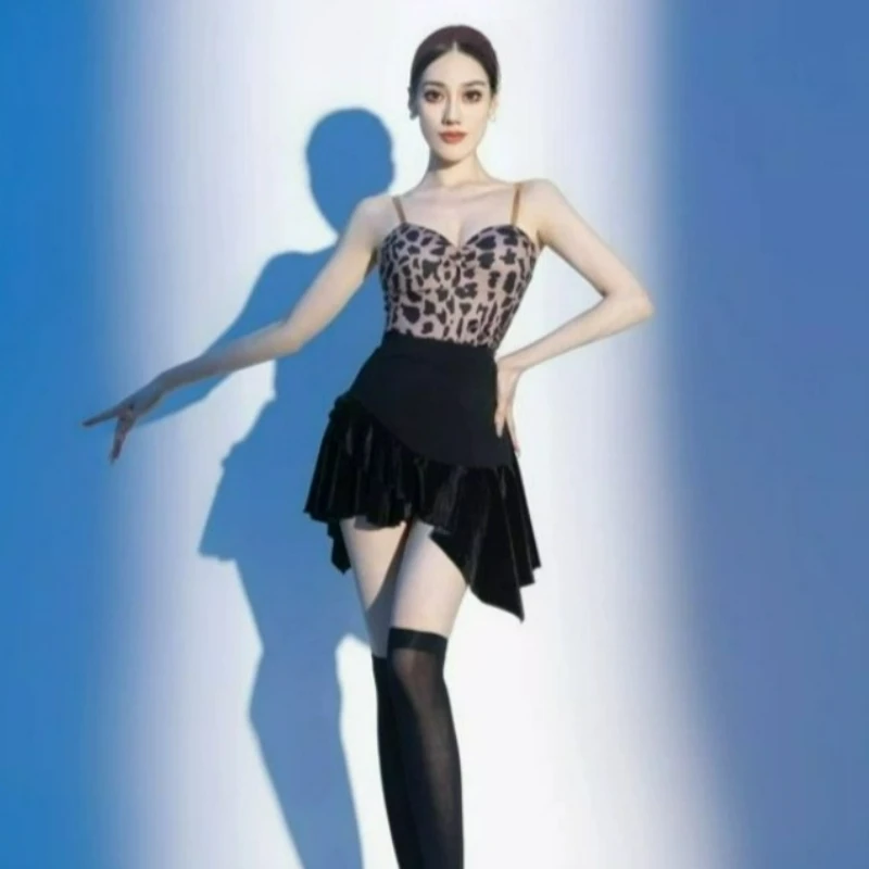 

Женский костюм для латинских танцев, комплект платья с открытой спиной и леопардовым принтом, топ с лямкой на шее, черная нерегулярная юбка, женская одежда из 2 предметов для самбы-ча-ча