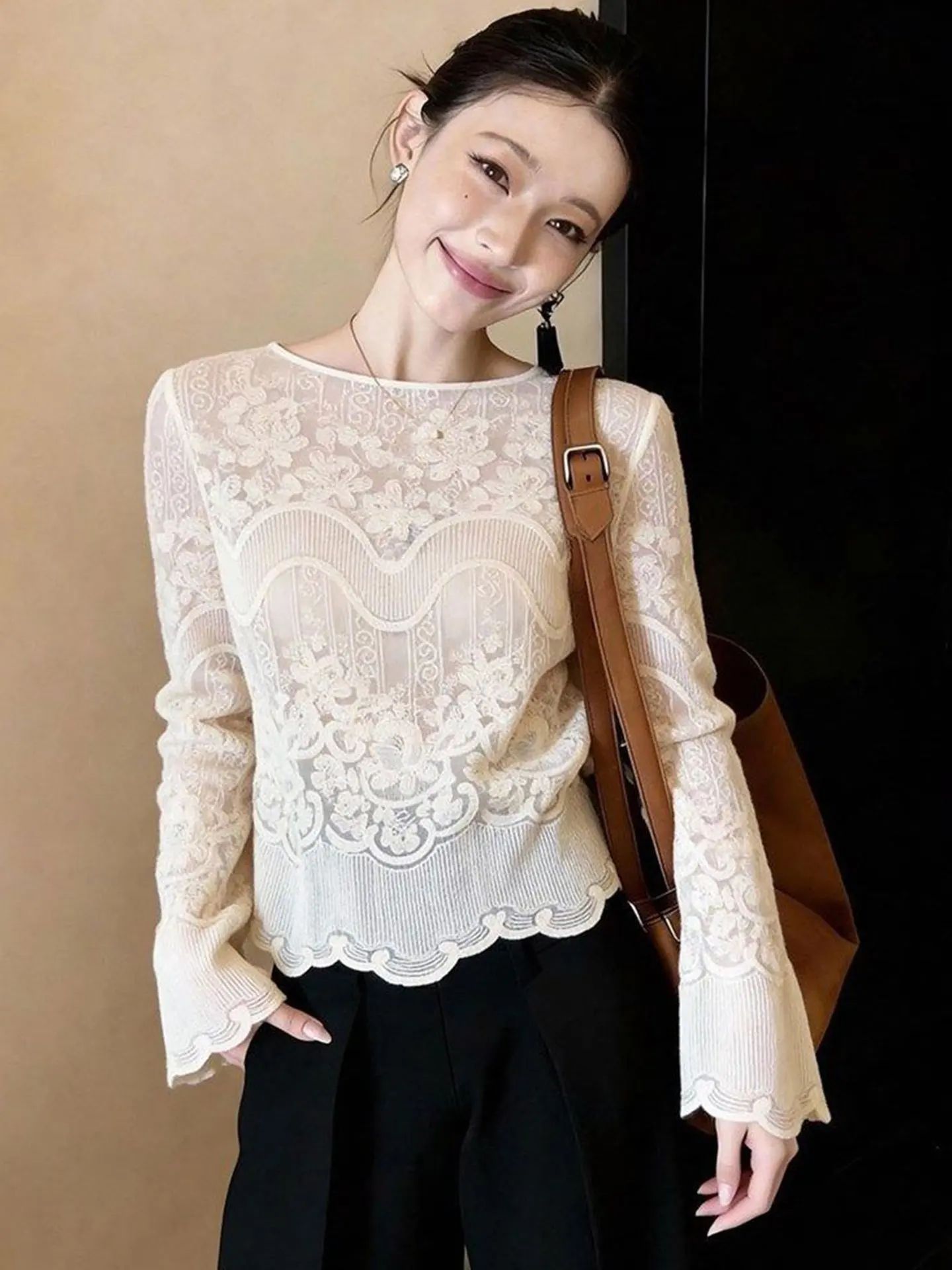 

Elegant Long Sleeve Lace Insert Embroidery Basic Shirt Casual Style round Neck T-Shirt Ageless Korean Version Straight Cut Silk
