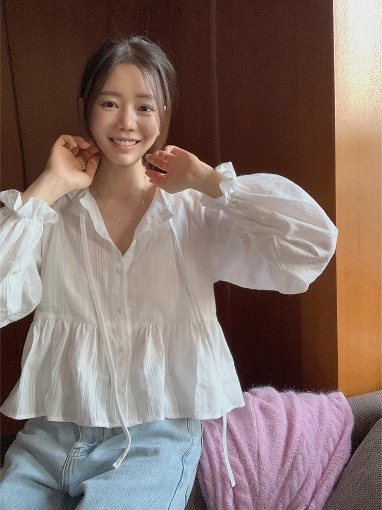 

Корейская женская блузка с нежным дизайном, вышивкой в виде маленьких лотосов, бантом и пуговицами, с объемными рукавами и текстурной тканью