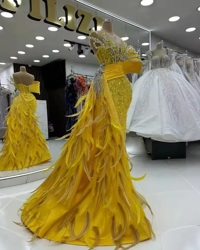 

Feathers Yellow Gold Prom Dresses One Shoulder Mermaid Wedding Reception Party Gowns Customized Crystals Overskirt Evening Dress