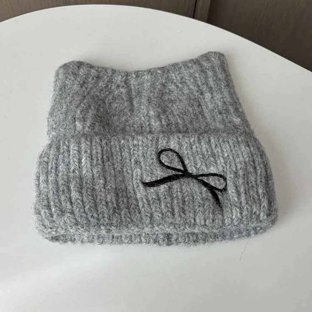 Einfache, einfarbige Mütze mit Katzenohren, winddicht, wärmend, aus gestrickter Wolle, verdickte, vielseitig kombinierbare Strickmütze für Mädchen. – Detail 4