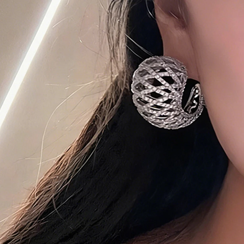 Huitan Schillernde Halbkreis-Creolen mit Hohldesign, Leuchtend Funkelnde Ohr-Accessoires für Frauen, Bezaubernder Partyschmuck – Detail 8
