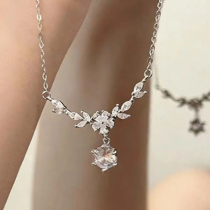 1Pc Silver‑Tone Floral Pendant Necklace, Sparkling Cut Crystal Drop Dainty Chain Elegant Women Neck Jewelry for Wedding Party