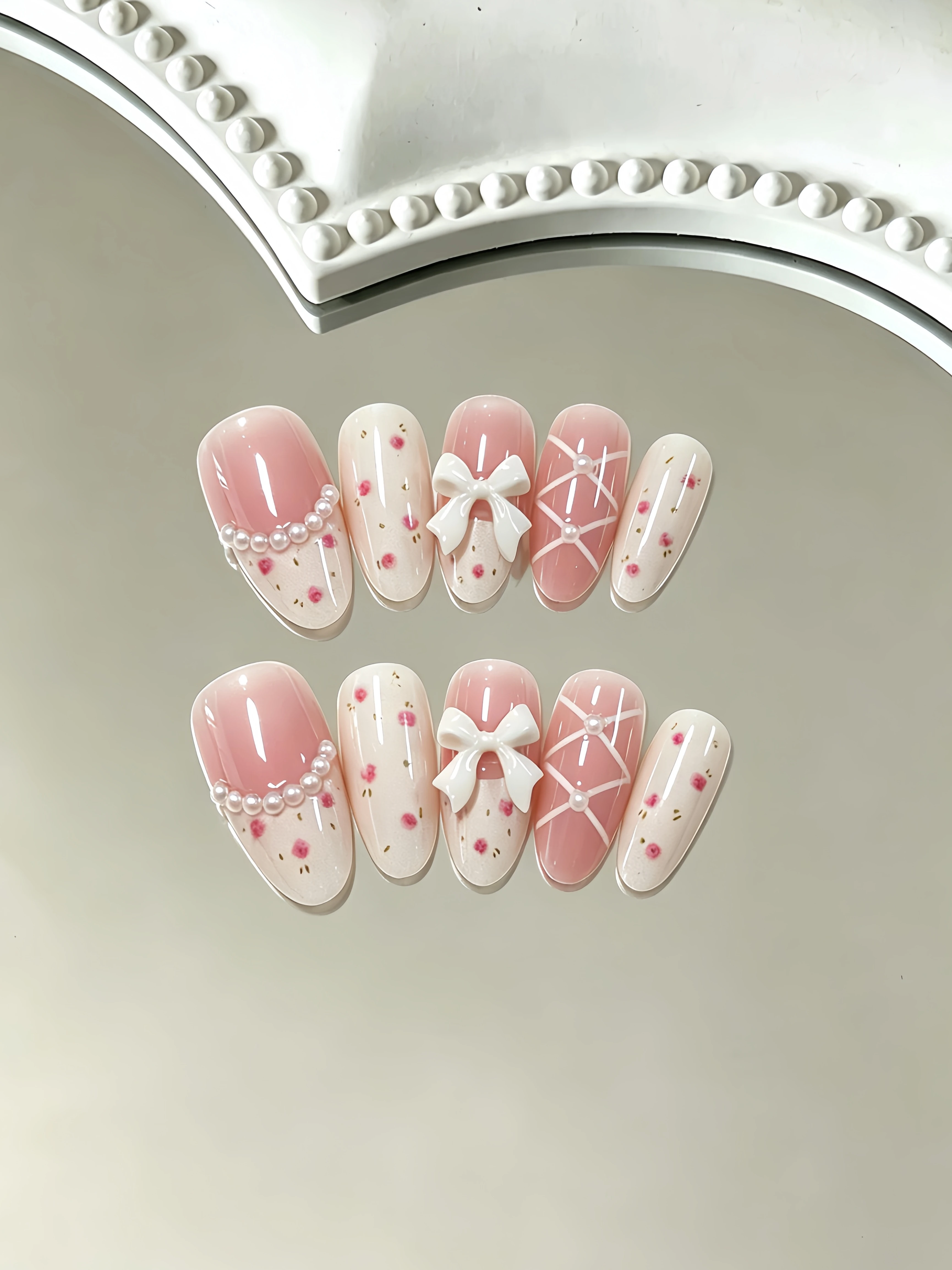 Lot de 10 faux ongles en forme d'amande, dégradé rose nude, mini fleurs roses peintes à la main, nœud papillon blanc 3D, faits à la main, exquis, longueur moyenne, style coréen, style Ins, style délicat pour étudiantes, femmes mûres, rendez-vous galants, manucure, faux ongles de style français, frais et élégants, pour séances photo et banquets
