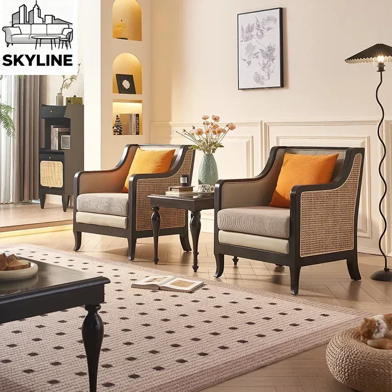 Dreiteiliges Set aus Rattan-Massivholz-Einzelsofastuhl und Teetisch