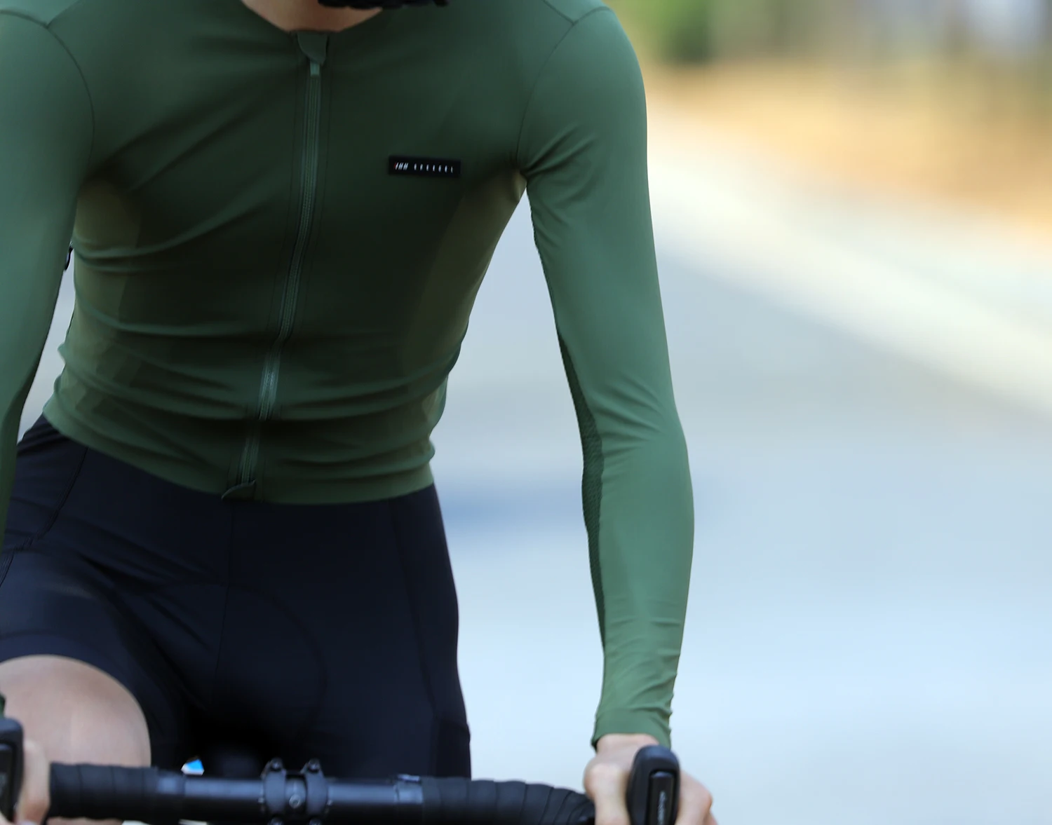 SPEXCEL New Pro Team Koszulka kolarska z długim rękawem UPF 50+ Ochrona przeciwsłoneczna Coolback Tech Fabric z niskim kołnierzem dla mężczyzn i kobiet