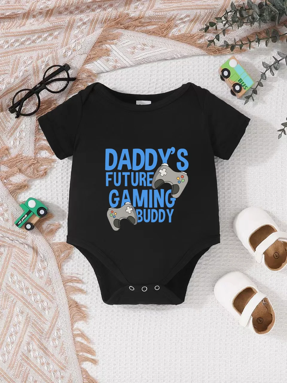

Baby short-sleeved triangle bodysuit, fun letter print, button design, easy to care for, suitable for new parents.