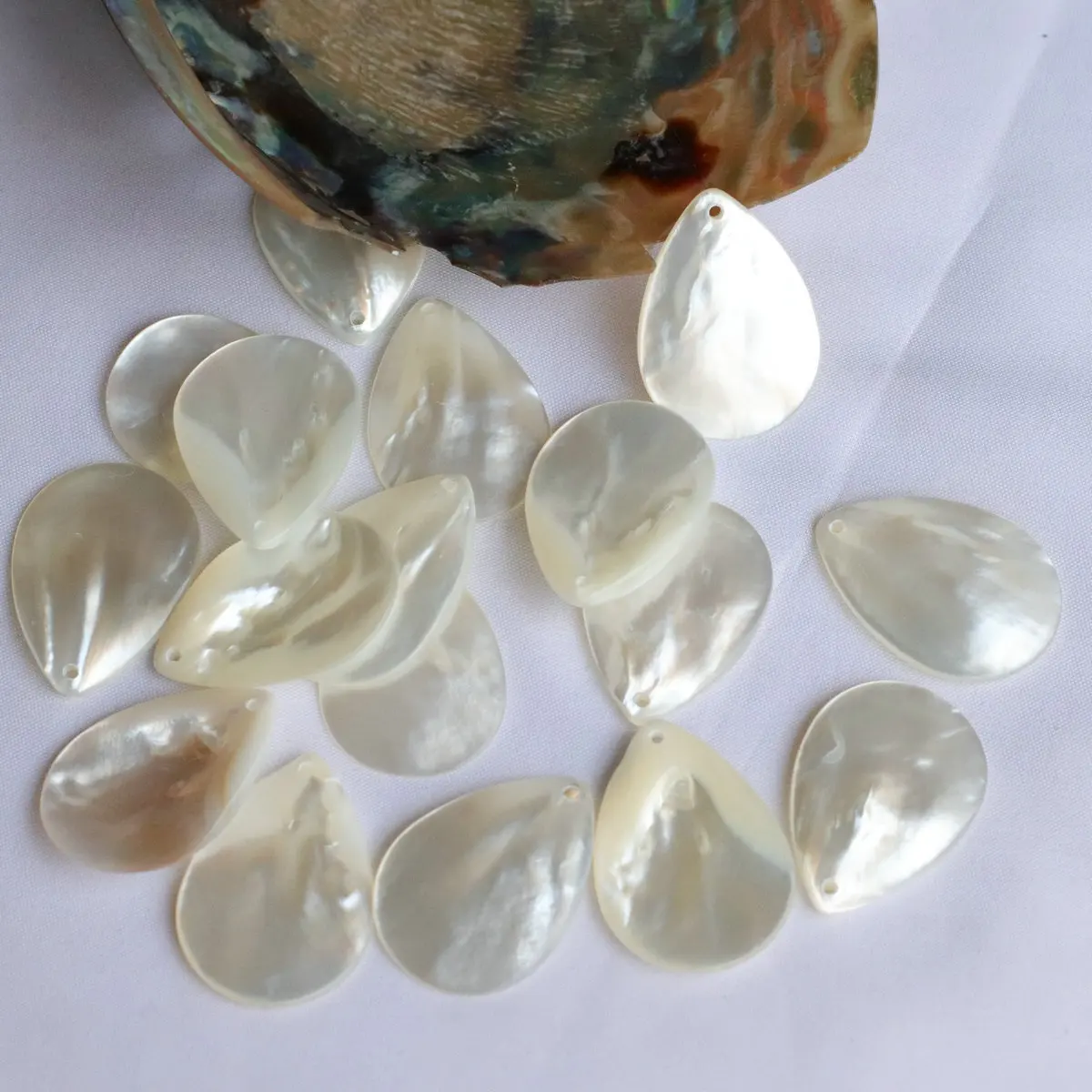 20pcs Natural Shell Water Drop Charms Mother of Pearl Flower Petal DIY Handmade Earrings Dangle Neckalce Hairpin Jewelry Accesso