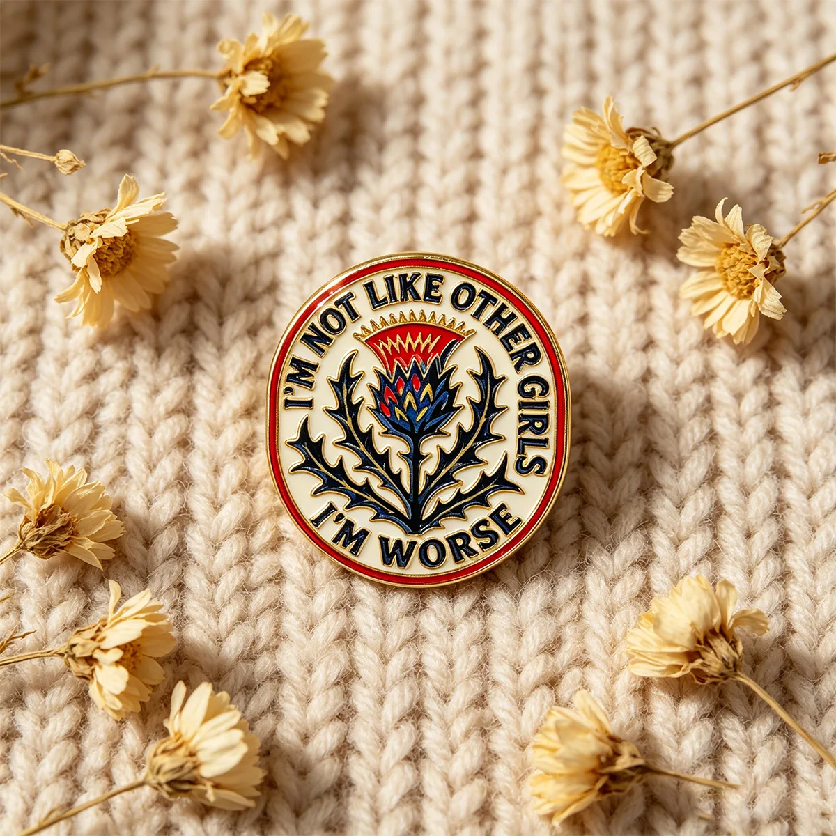 Ich bin nicht wie andere Mädchen, ich bin noch schlimmer – Emaille-Pin mit Spruch, Brosche, Hut- und Reversnadel, Abzeichen, Kleidungszubehör, Modeschmuck, Geschenke – Detail 4
