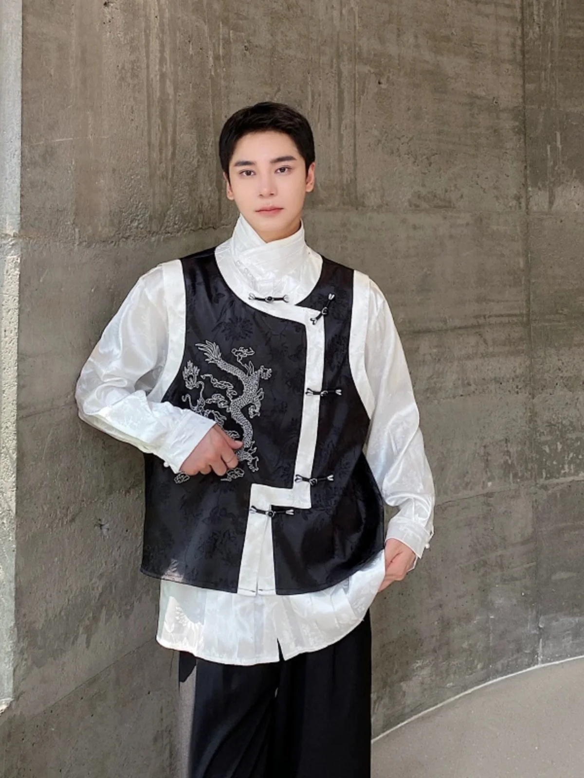 

Мужской атласный жилет в китайском стиле с вышивкой, круглым вырезом, модный, в стиле ретро, на пуговицах, с подплечниками, весна-лето-осень