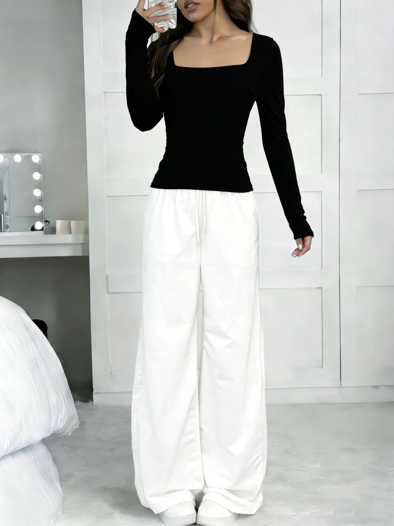 

American-style, lazy and sexy black tight-fitting square neck, a popular style suitable for daily travel