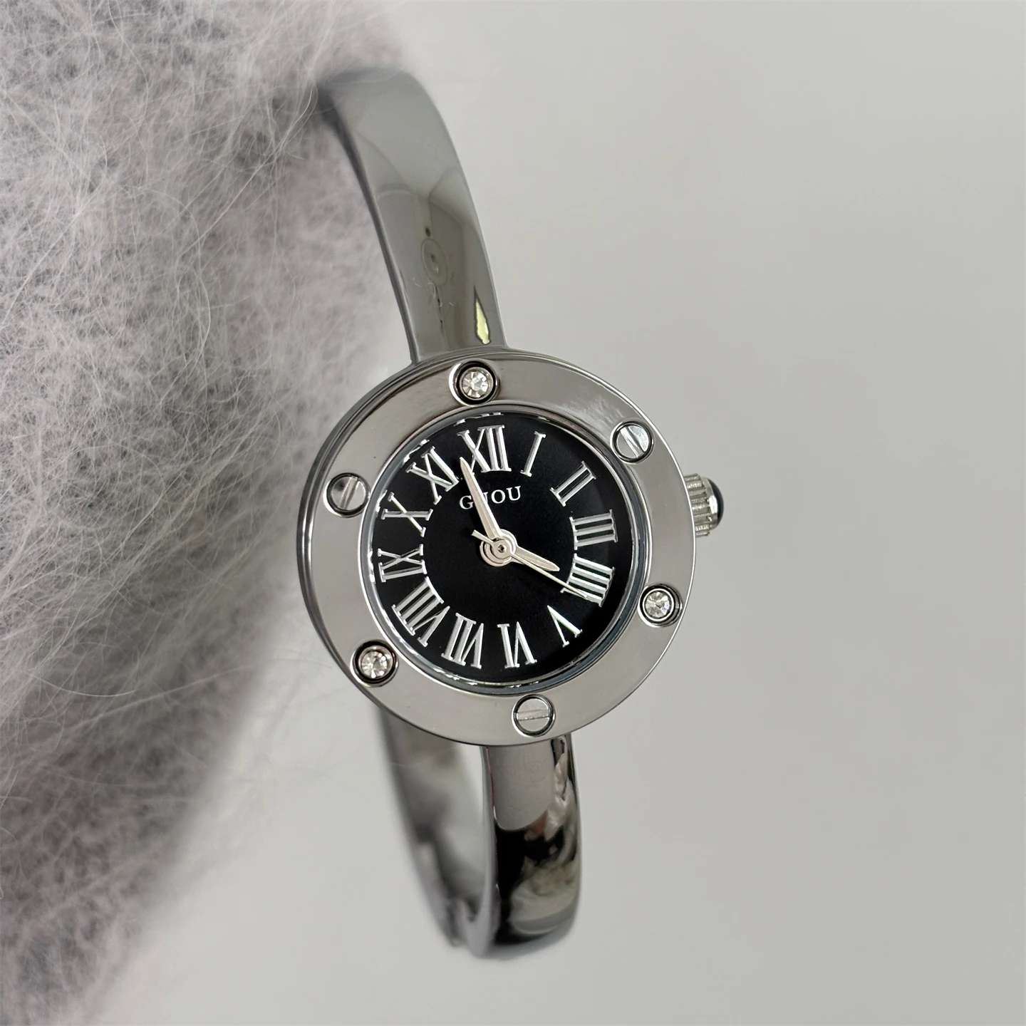 Round exquisite watch for women, fashionable design, elegant bracelet-style quartz watch for women, gift for women, female gifts