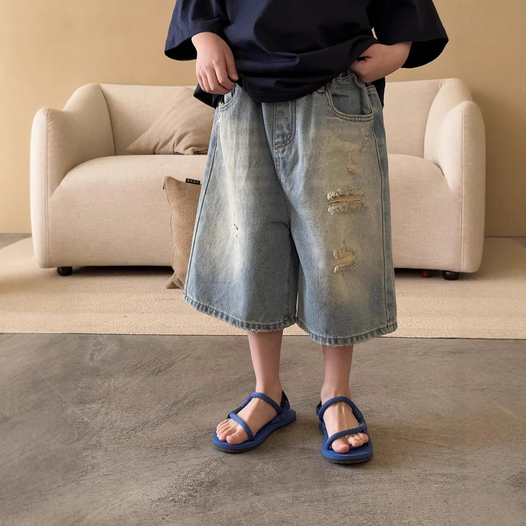 

Детская одежда: Модные рваные джинсовые шорты для мальчиков, лето 2026, тонкие, в корейском стиле, простые, стильные, укороченные джинсовые брюки для мальчиков