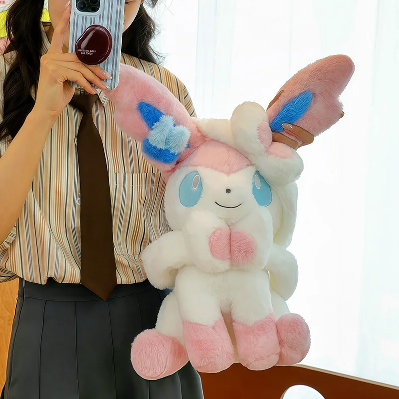 Sylveon Plüschtier in sitzender Pose, kuschelig weich, flauschig, Anime-Puppe im japanischen Stil, Dekokissen für Sofa, Bett, Heimdekoration, Geschenke – Detail 14