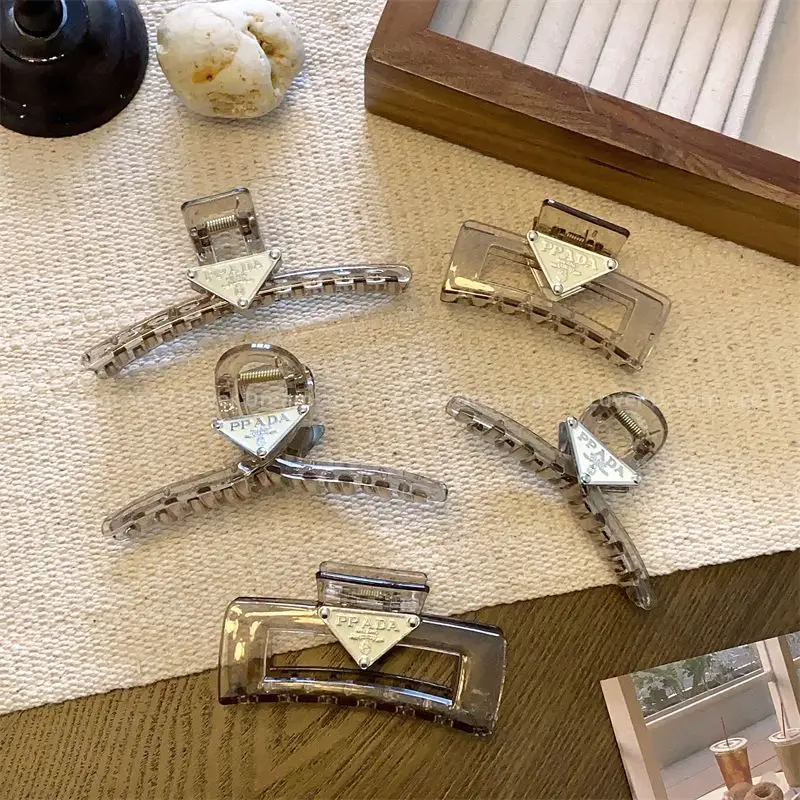 Pinza para el cabello con letras de alta gama, color gris transparente, estilo antiguo, atrapasueños Y2K dulce y versátil, accesorio para el cabello ligero de lujo