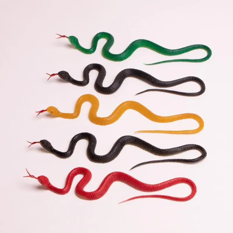 Realistische Gummi-Fake-Python-Schlange, 40 cm, lebensechte Simulations-Schlange, Schreck-Requisite für Halloween, Scherzartikel, Vogelabwehr für den Garten – Detail 8