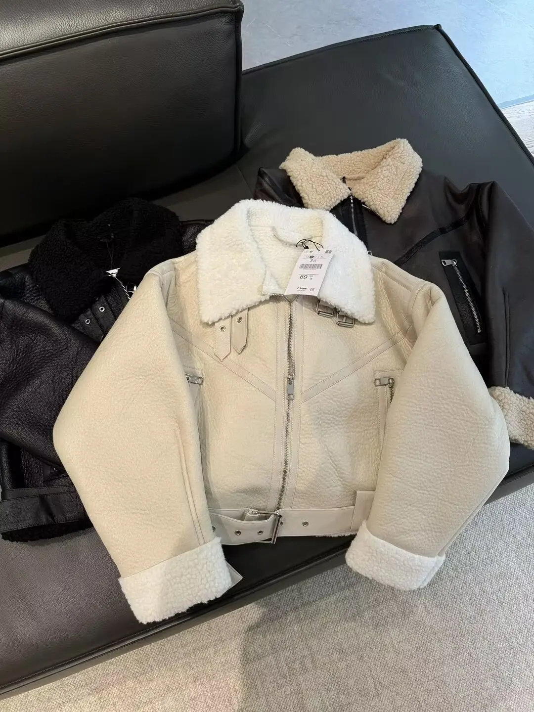 

Осень-зима 2024, новая женская одежда, пояс с лацканами, украшенный мехом, цельная флисовая мотоциклетная куртка, короткое пальто