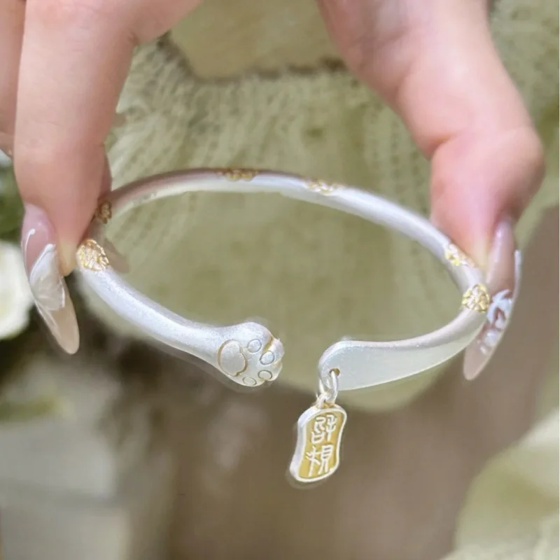 

Новый эмалированный браслет из стерлингового серебра 925 пробы — это новый регулируемый и элегантный браслет в китайском стиле.