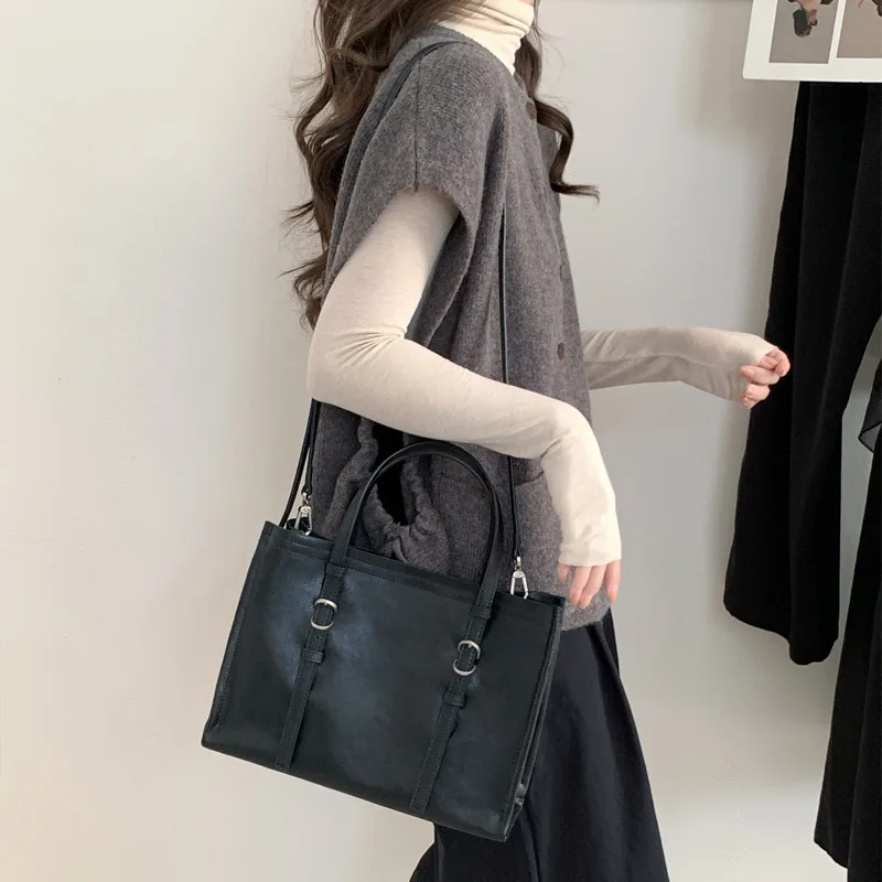

Chic Luxury Tote Bag for Women High End Shoulder Purse with Stylish Buckle Details Durable and Fashionable