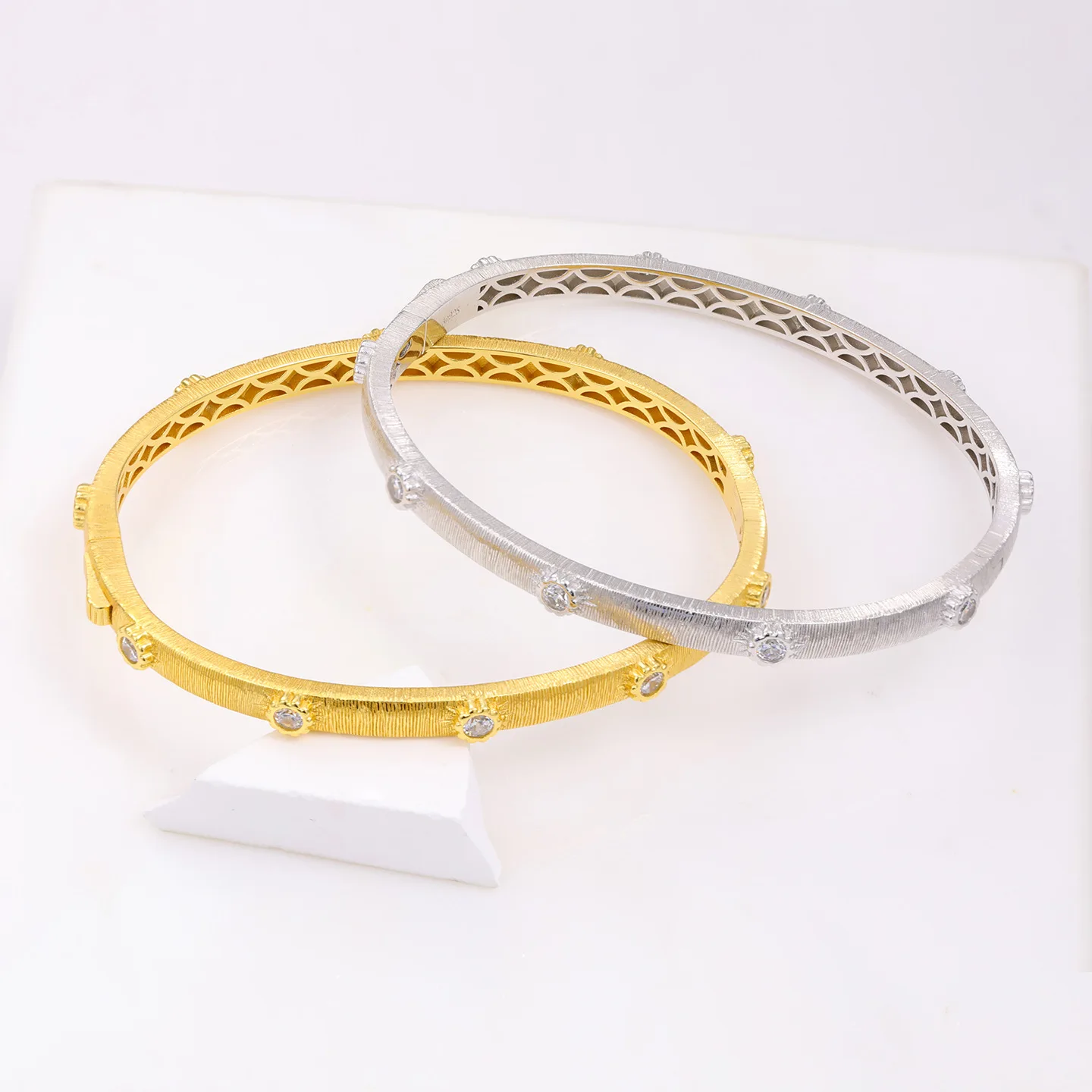 

Hot-selling Italian Brushed Finish Unisex S925 Silver Plated 18K White Gold Light Luxury Temperament Bangle Wedding