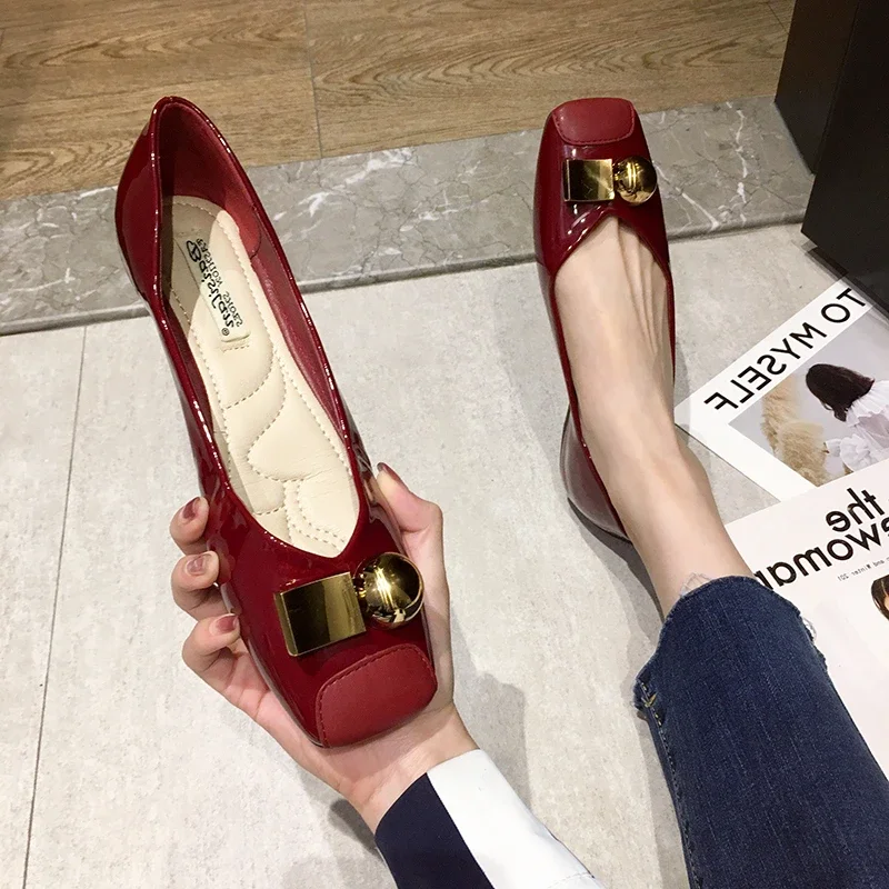 

2023 летние новые корейские туфли из лаковой кожи с неглубоким носком, свадебные туфли, модные туфли на плоской подошве для подружки невесты, большие размеры 46