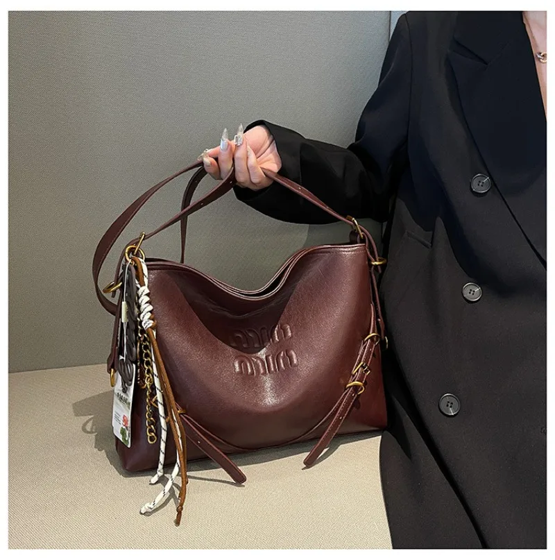 

2025 Новая большая сумка в стиле ретро с буквенным принтом - просторная женская сумка через плечо, стильная сумка через плечо с ремешком подмышками, модная рабочая сумка