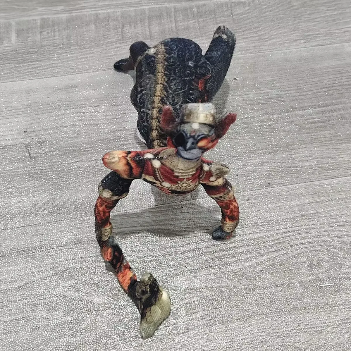 "아이덴티티 V"와 "Fool's Gold"의 악마 불꽃 녹이는 인형은 손과 발에 철선이 있어 움직일 수 있습니다.