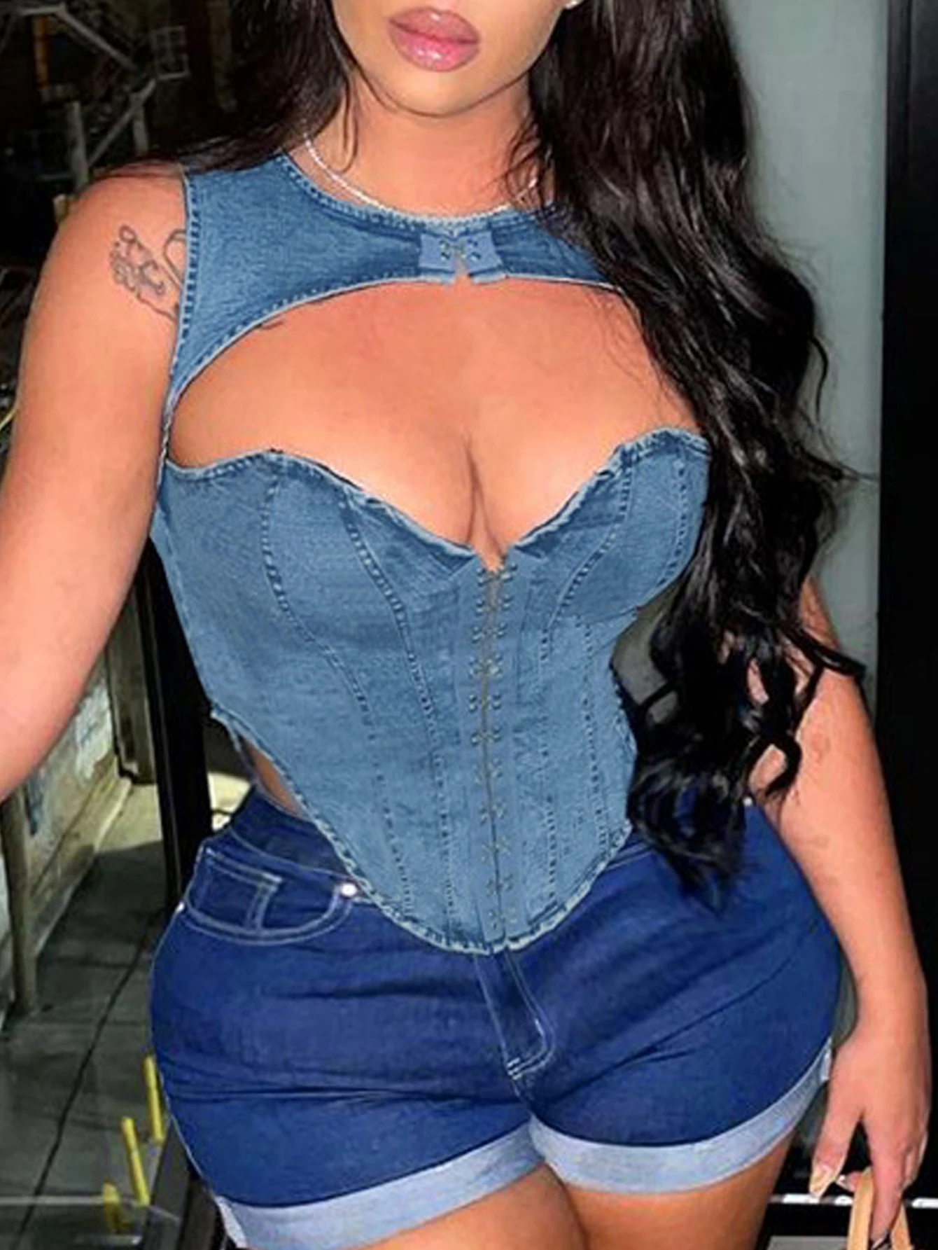 Damen haken Schnalle V-Ausschnitt Design, schmale Passform, Taille gebunden, ausgehöhltes Denim Tank Top