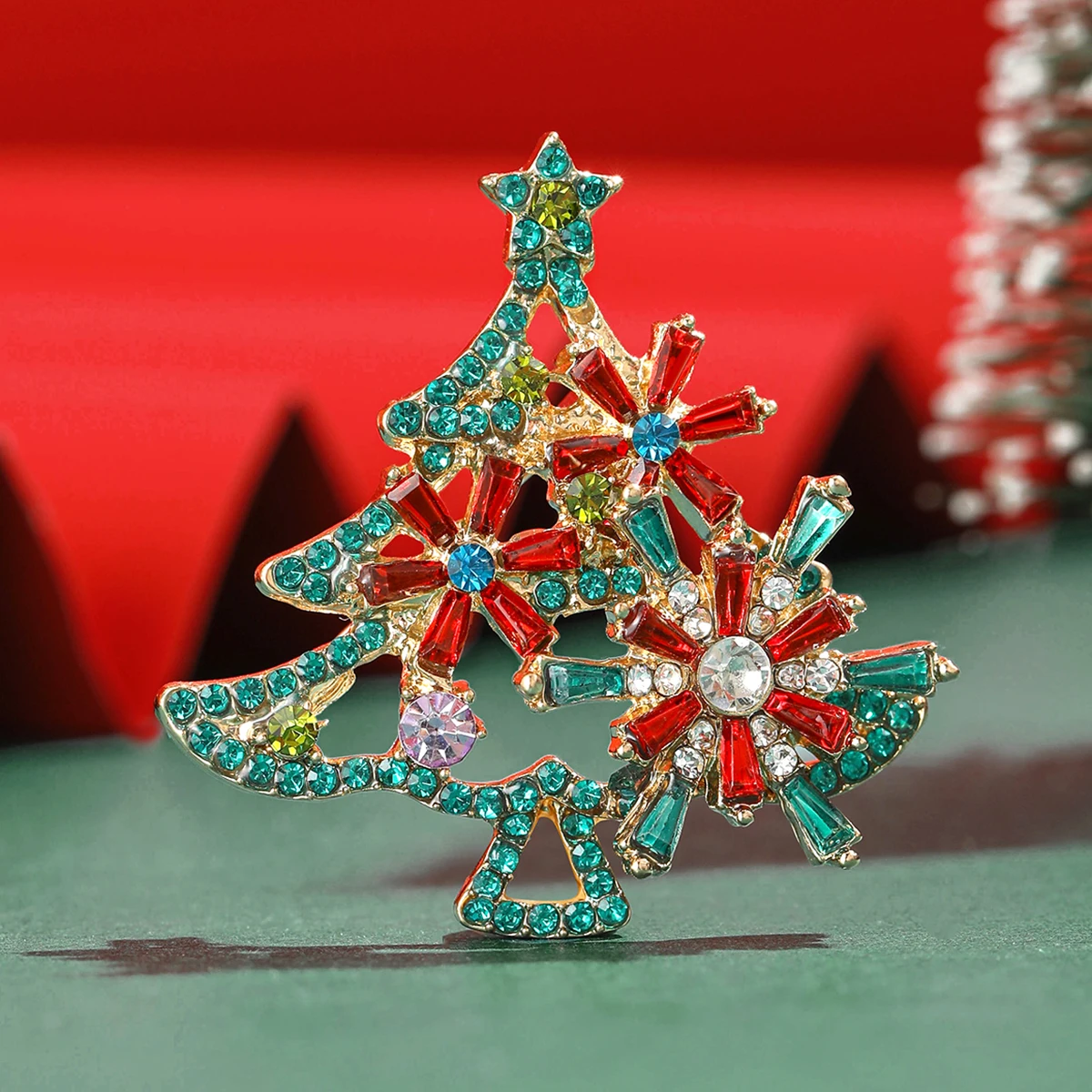 Christma’s Rhinestone Christmas Tree Brooches for Women Unisex Enamel Botanical Pins Event Party Decoration Clothes Accessories