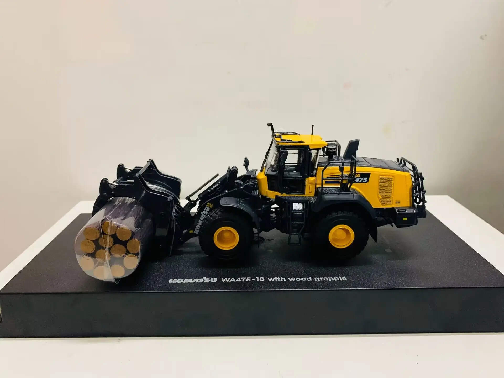 

WA475-10 Wheel Loader Log Forks UH8165 1/50 Scale DieCast Model Collecting gifts for boys' birthdays, scene decoration