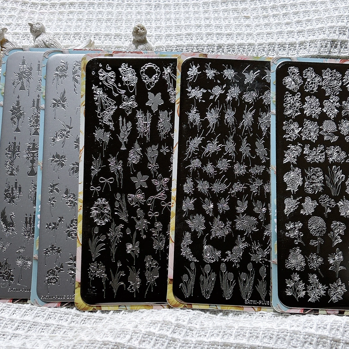 แผ่นปั๊มลายเล็บ แผ่นเหล็กปั๊มลายเล็บ สำหรับมือใหม่ ไม่ต้องทาสี ลายตกแต่งเล็บ ลายดอกไม้ ดอกลิลลี่ ดอกเบญจมาศ ดอกซากุระ ดอกพีช ดอกกุหลาบ แม่พิมพ์เจลทาเล็บแบบใส แผ่นปั๊มลายเล็บซิลิโคน  อุปกรณ์ทำเล็บ