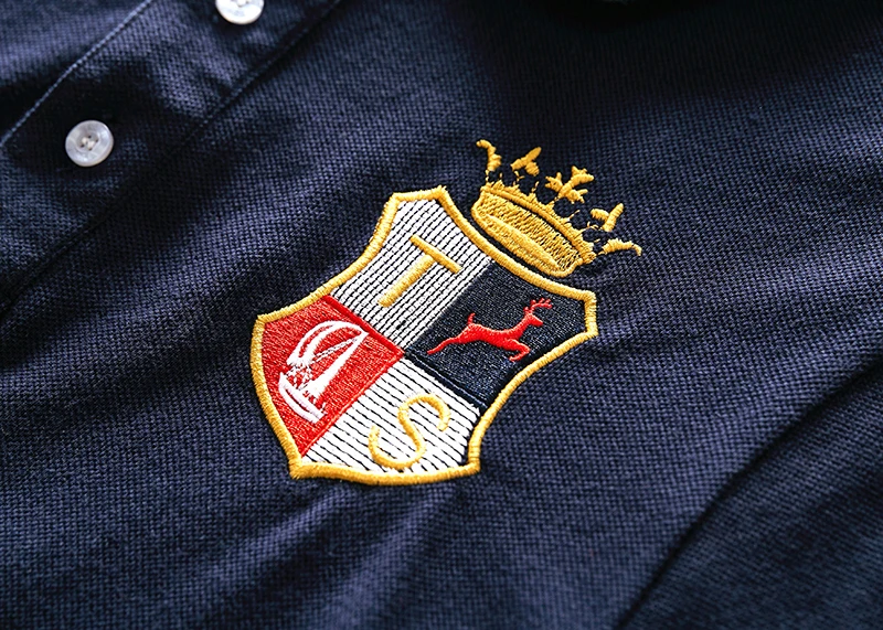 Neues Poloshirt für Herren mit Stickerei, Patchwork, Farbkontrast, schmaler Passform, klassischem Design, originellem Polokragen, aus reiner Baumwolle, atmungsaktiv. – Detail 13