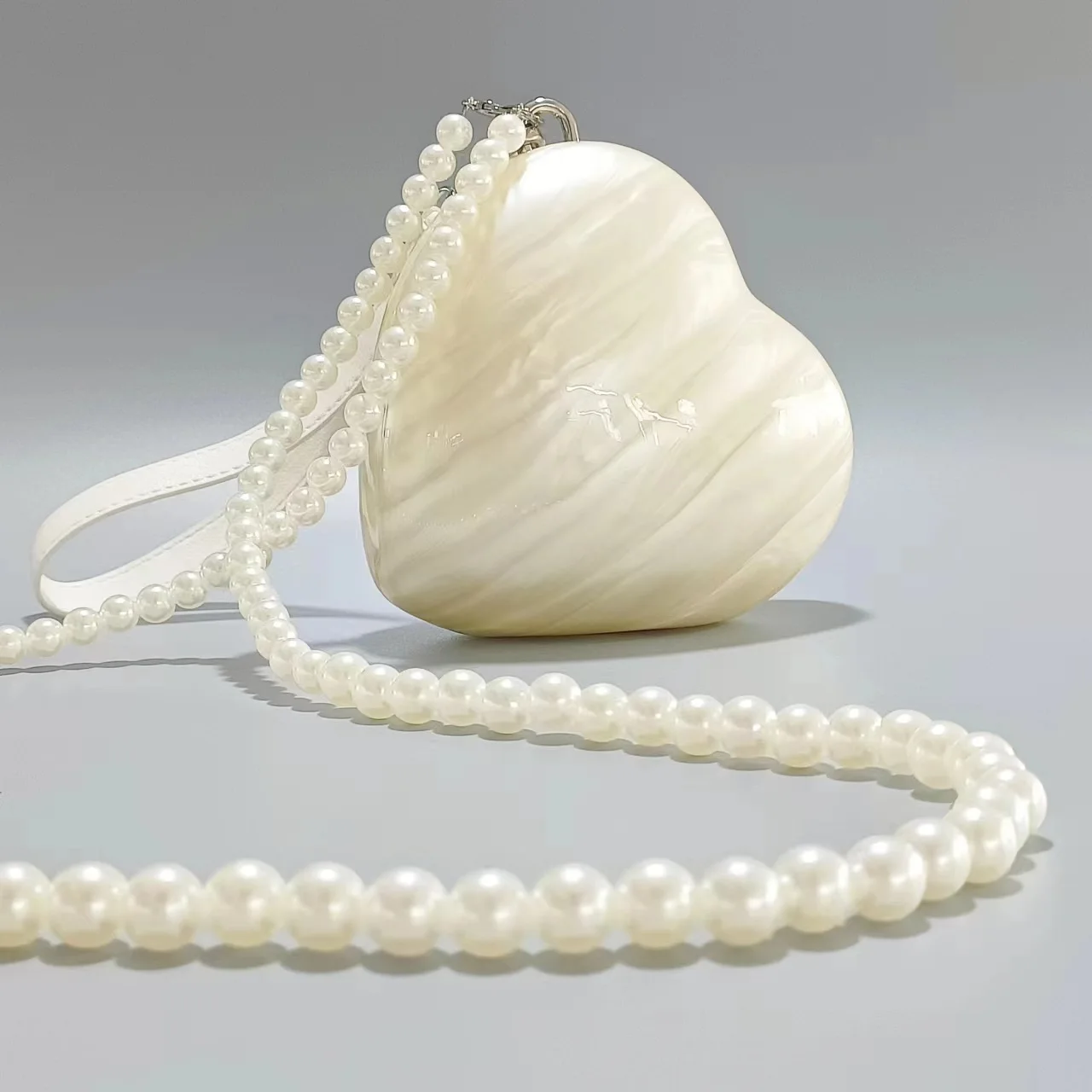 Women Bag Leather Handle Pearl Strap Acrylic Mini Heart Designer Luxury Clutch Evening Handbag for Wedding Party Crossbody Purse