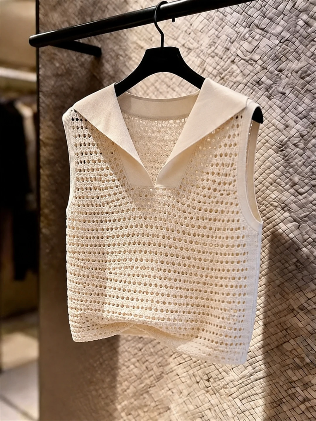

Elegant Hollow out Knit Top Sleeveless Women's Fashion Commute Style Summer Unique Design Korean Version Casual Inner Wear