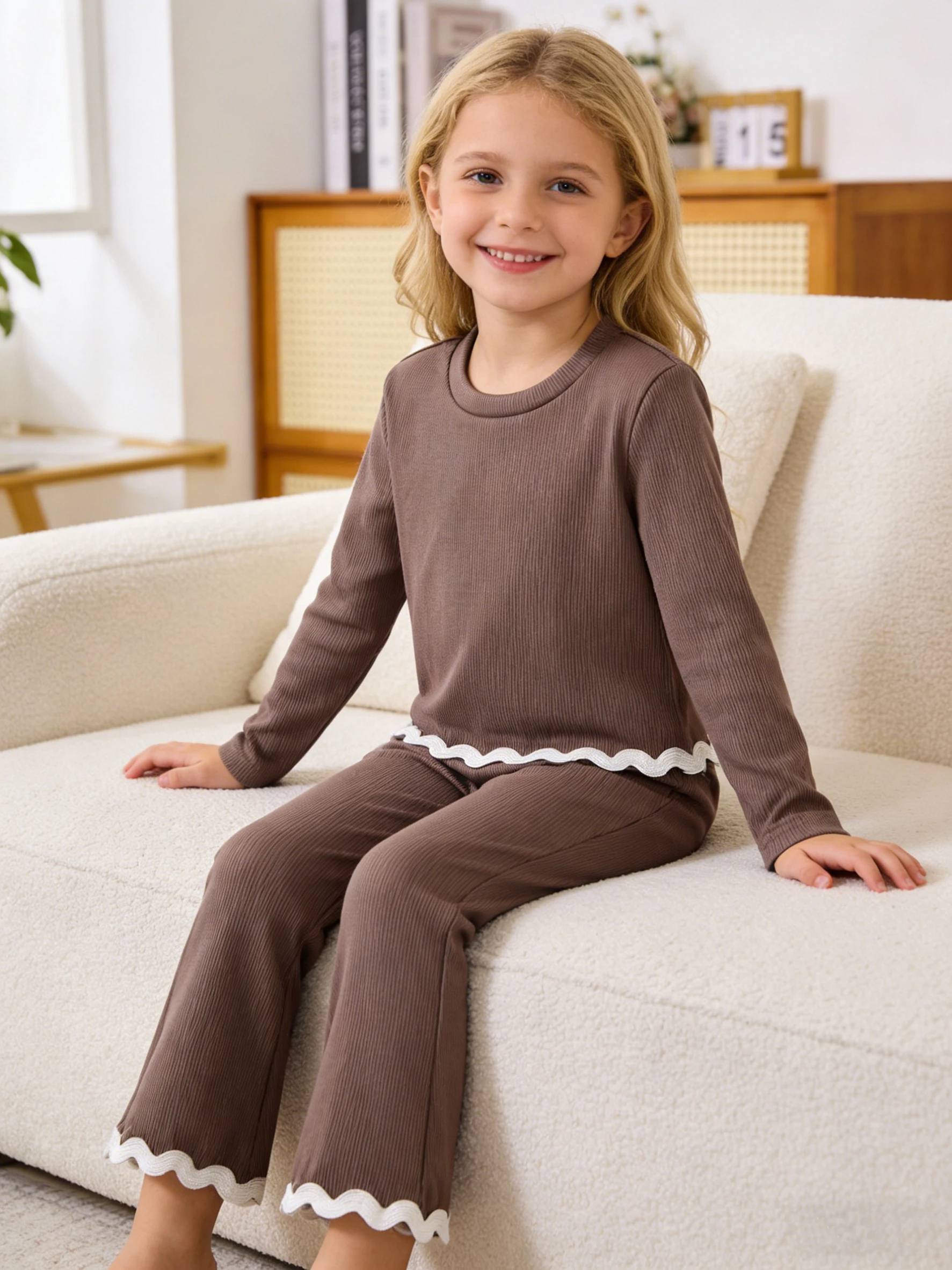 

Весенне-осенний костюм для девочек с длинными рукавами и расклешенными брюками, повседневная одежда из двух предметов для девочек вдома и на открытом воздухе.