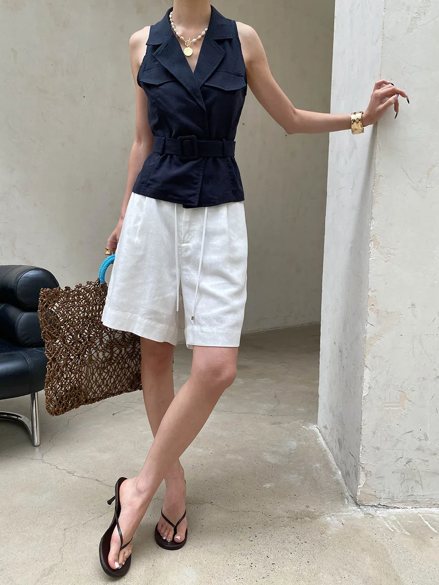 Sommerliches Damen-Top, einfarbig, mit Reverskragen, Bindegürtel und schlankem Schnitt, ärmellos. – Detail 6