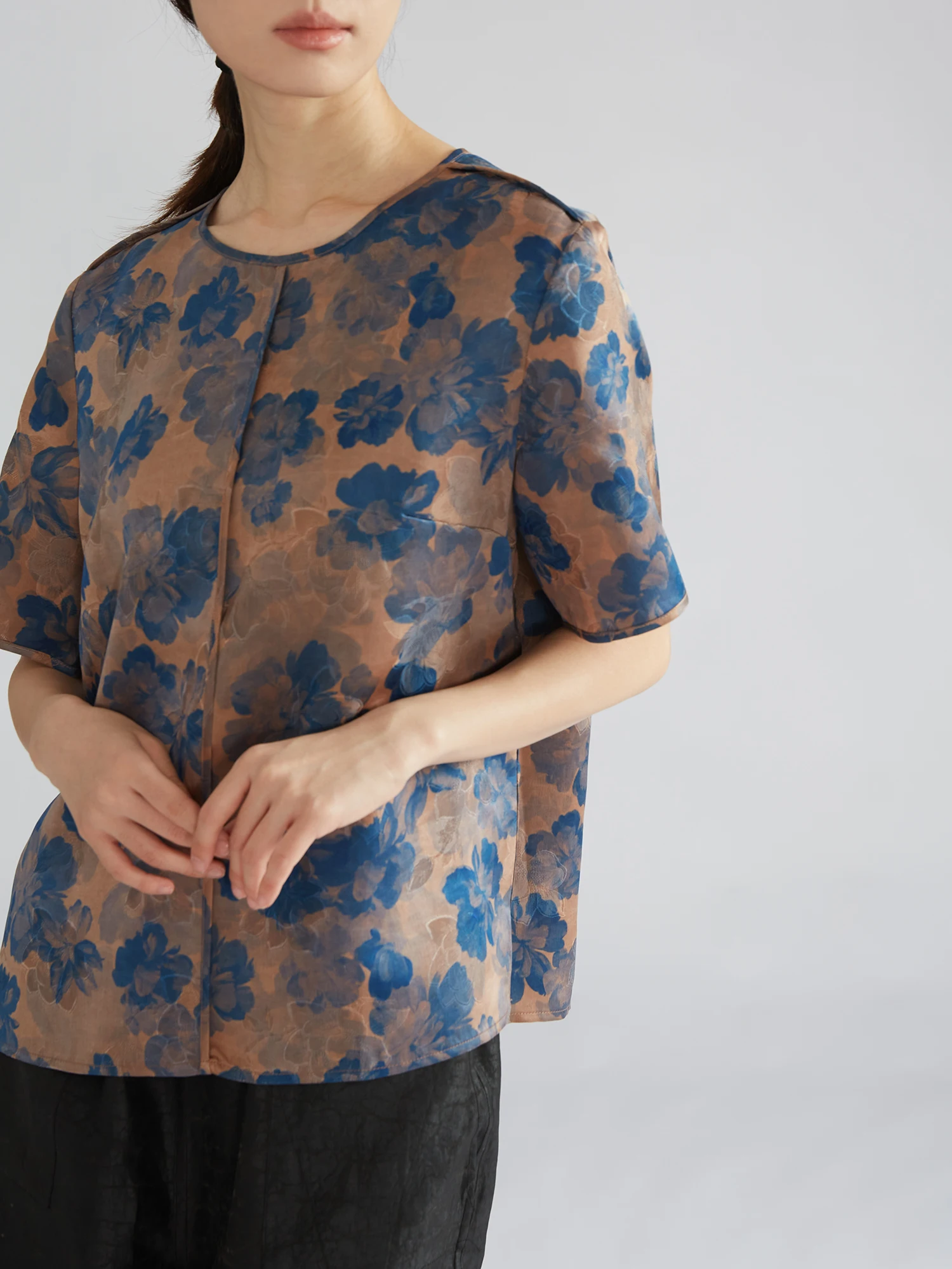 

Женская шелковая футболка THQUE Silk Cloud Antung с пэчворком и коротким рукавом, синяя, с цветочным принтом, круглый вырез, свободный крой