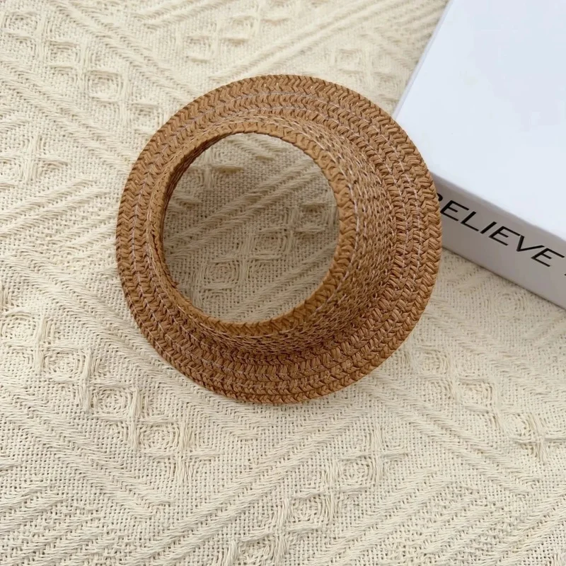 قبعة من القش على الموضة للحفلات مفتوحة منسوجة ملحقات تزيين علوية فارغة على الطراز الريفي لتزيين ملابس دمية Labubu