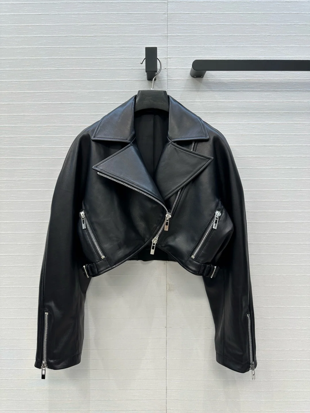 Chaqueta de motociclista de piel de oveja corta a la moda para mujer con cremallera de Metal diseño trasero triangular prendas de vestir exteriores de invierno elegantes para mujer