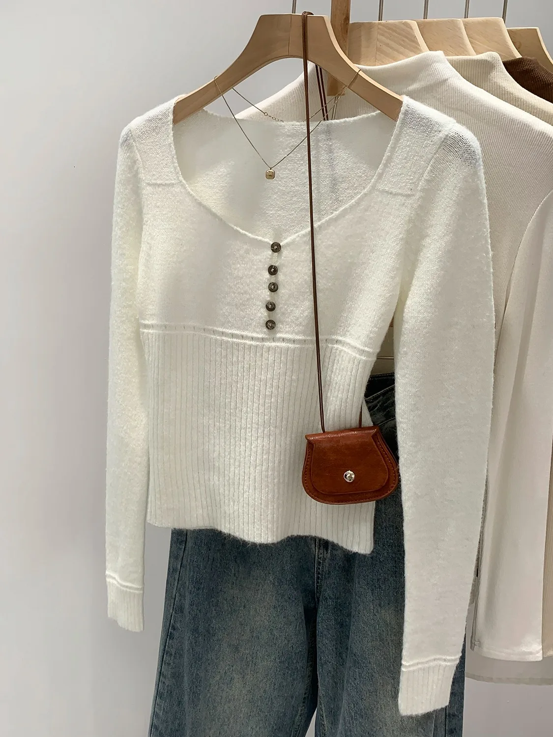 เสื้อสเวตเตอร์ถักไหมพรมผู้หญิงทรงวี ดีไซน์เก๋ กระชับเอว ใส่เป็นเสื้อตัวในหรือเสื้อตัวนอกได้ เหมาะสำหรับฤดูหนาว สไตล์เกาหลี แขนยาว