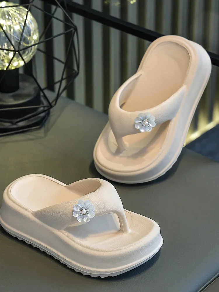 Neue Plateau-Flip-Flops für Damen im Sommer, Größe erhöhen 2025, neue Strandhausschuhe am Meer