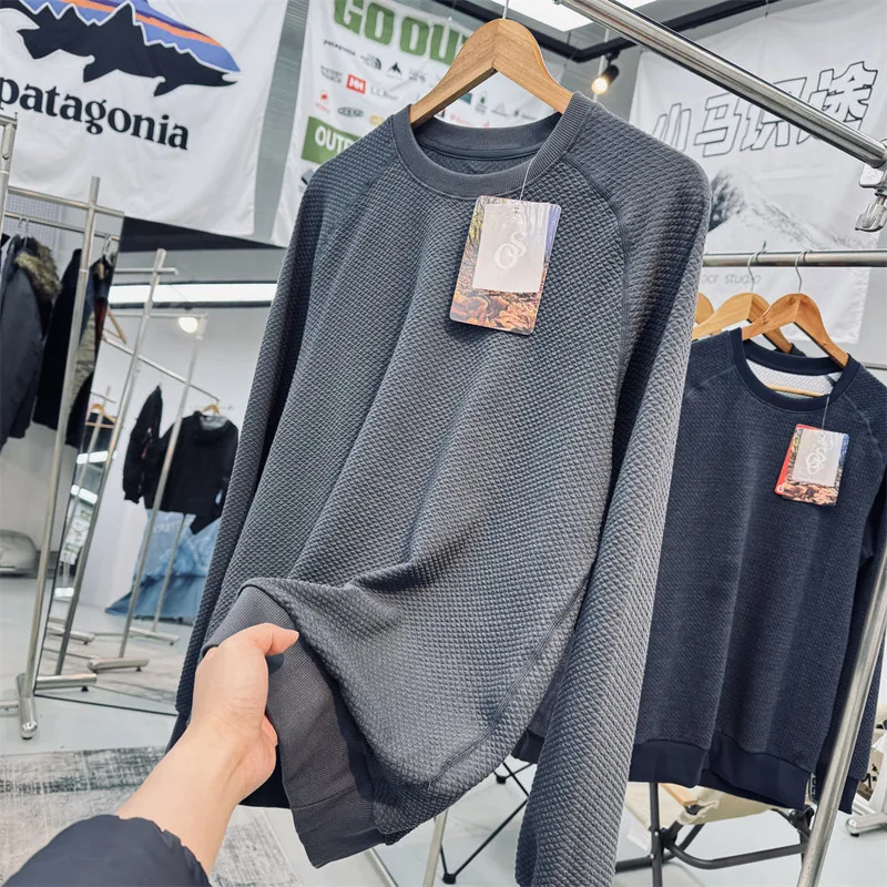 Camiseta de manga comprida em malha waffle para homem, com gola redonda e mangas raglan, ideal para uso casual no dia a dia e atividades ao ar livre.