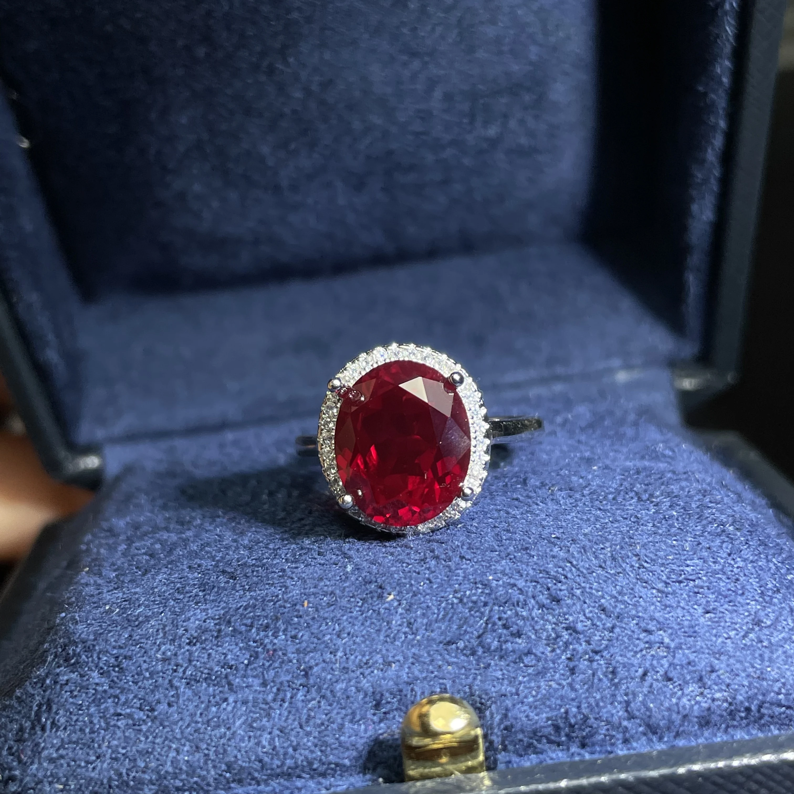 8ct flower ring design with fine inlays, featuring a high-end and personalized style of ruby ring, suitable for parties