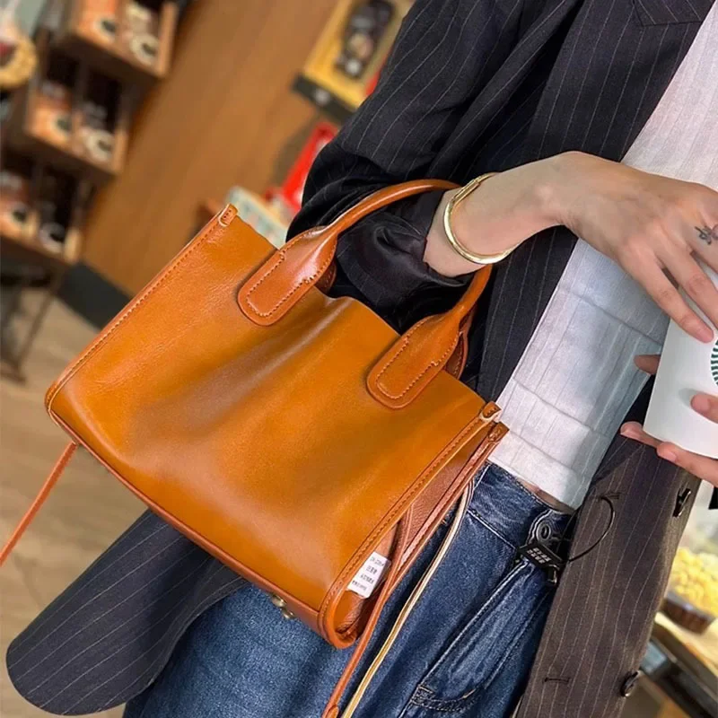 

Leather Handbag Women's 2025 Vintage Tote Bag Black Women's Bag Fashion Commuter Crossbody Women's Designer Luxury Bag