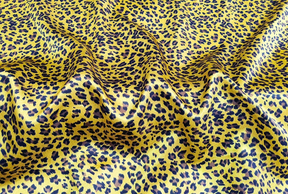 1 Meter x 1,48 Meter Afrika-Leopardenmuster Satinstoff für Schals, Kleider, Pyjamas und Futter – Detail 35