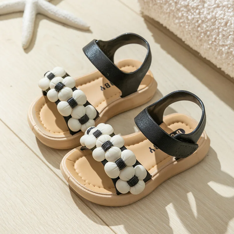 Pantofole per bambini di nuova moda estate ragazze fiori bagno casa scarpe da spiaggia antiscivolo indossabili sandali con fibbia per bambini con