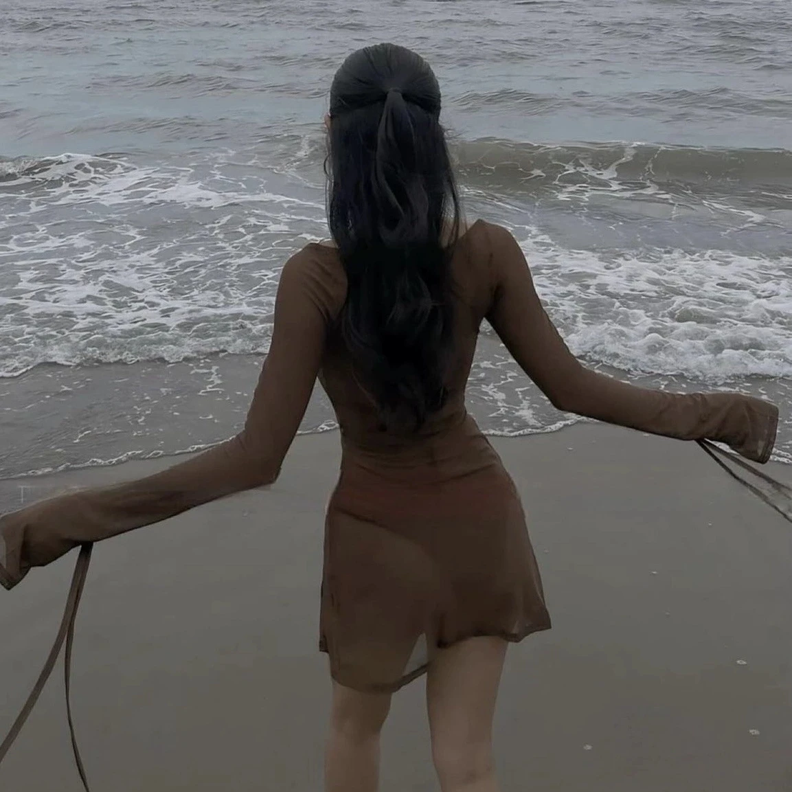 Gonna corta divisa a maniche lunghe in rete stile discoteca europea e americana T-shirt da ragazza piccante tinta unita primavera/estate